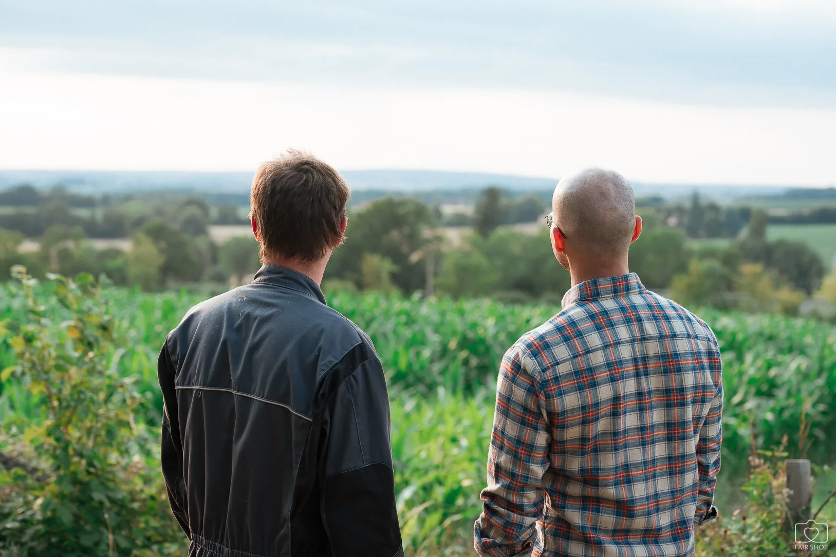 Eleveur et Silvère Dumazel regardant à l'horizon
